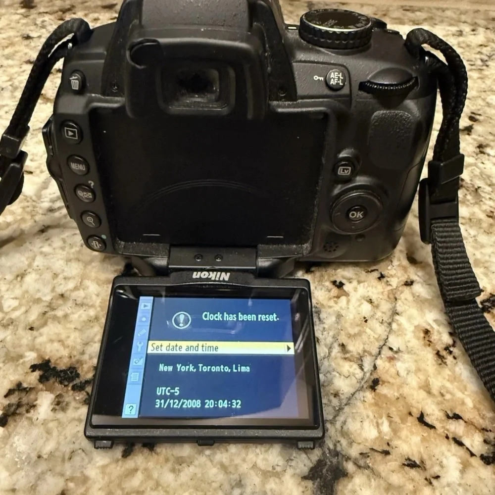 Nikon D5000 Digital Camera w/ case, battery & charger + bonus lens.